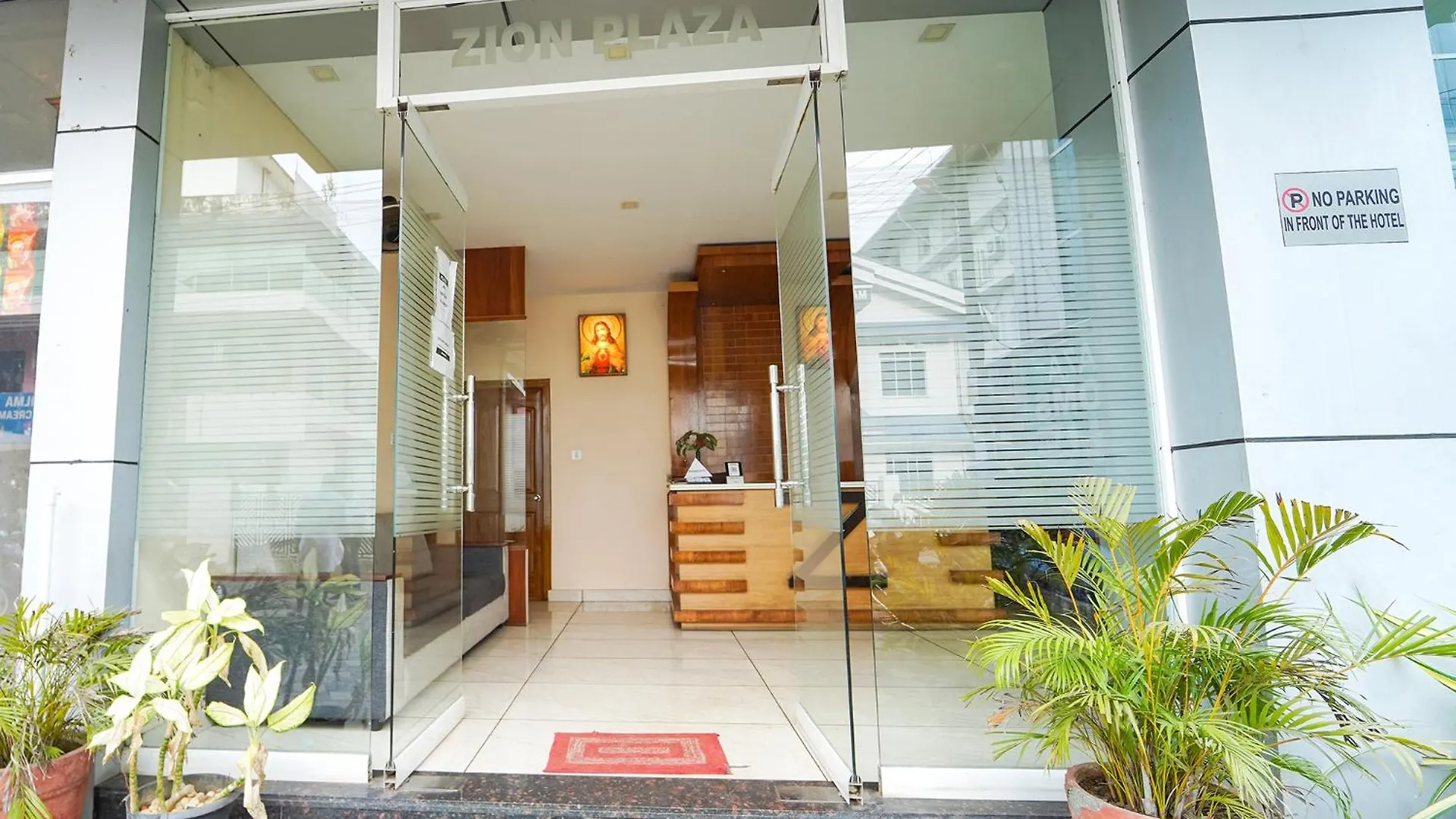 Zion Plaza Hotel Nedumbassery